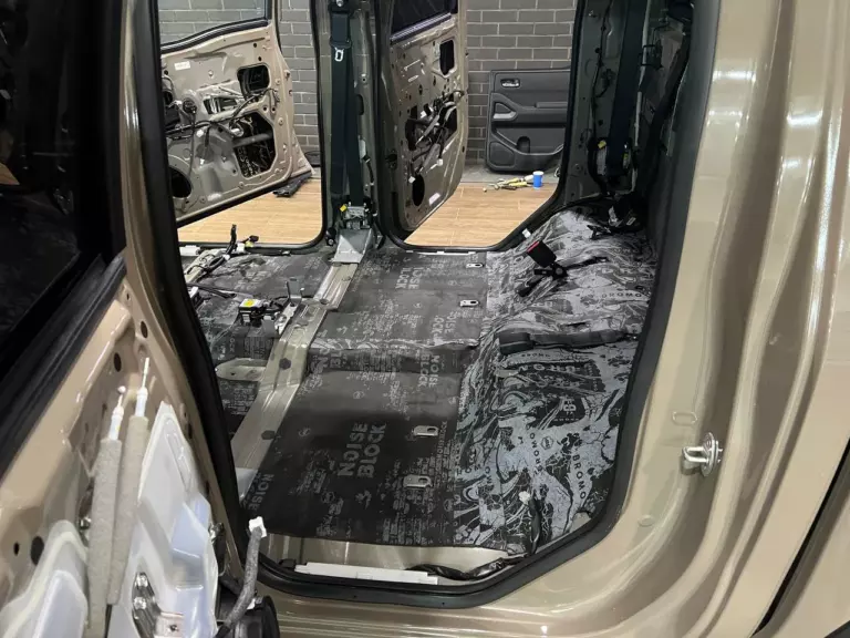 Шумоизоляция пола Nissan Frontier 13