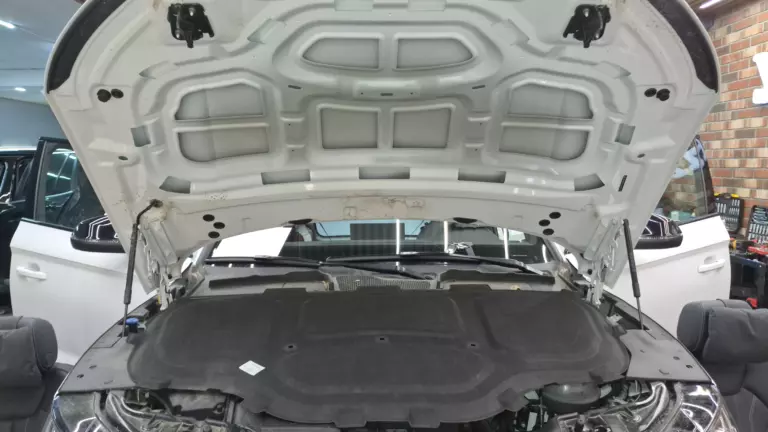 Audi q5 Шумоизоляция капота Audi q5 -1
