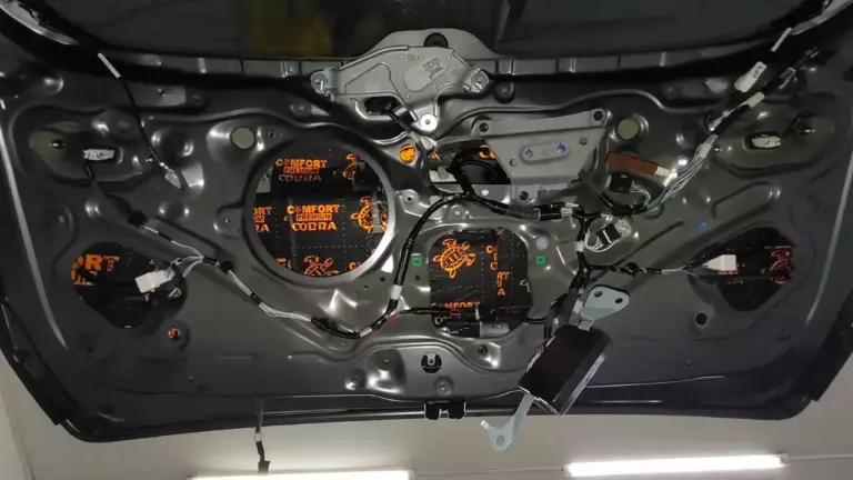 Шумоизоляция дверей Toyota Fortuner-01