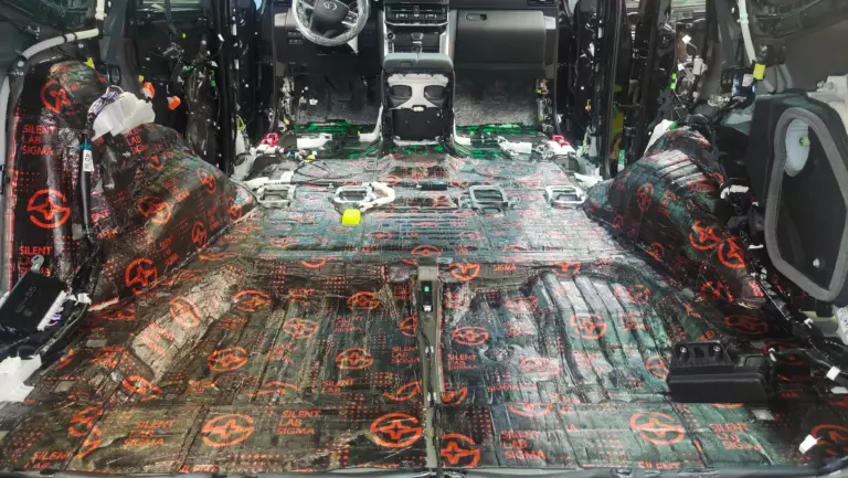 Шумоизоляция пола Toyota Land Cruiser 300-1