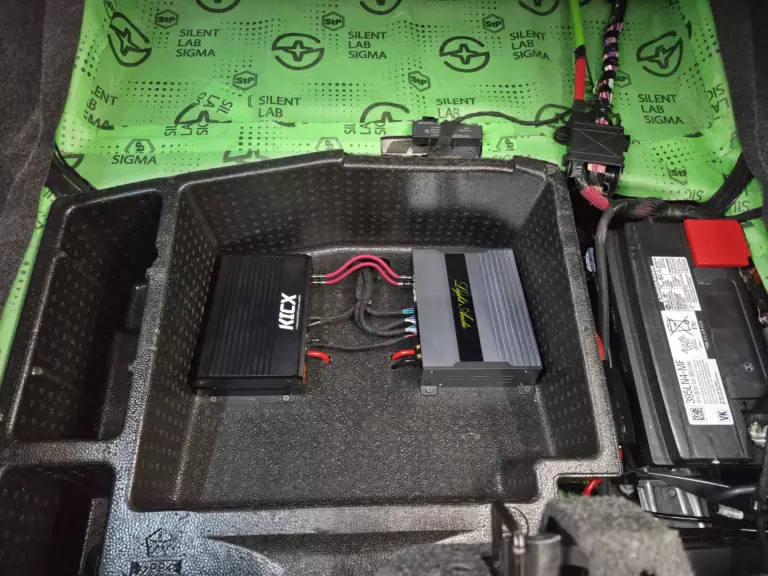 Установка акустики Dodge Challenger-1