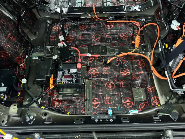 Шумоизоляция багажника Lynk & Co 900