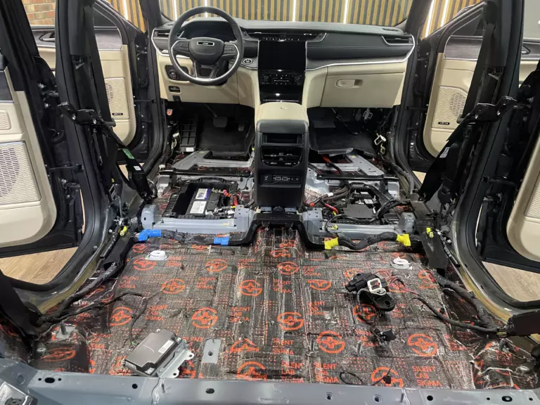 Шумоизоляция пола Jeep Grand Cherokee-1