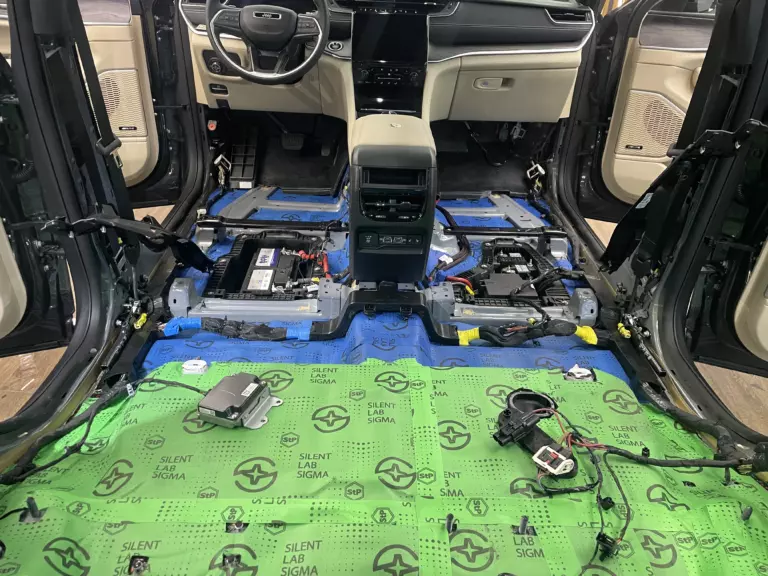 Шумоизоляция пола Jeep Grand Cherokee-2