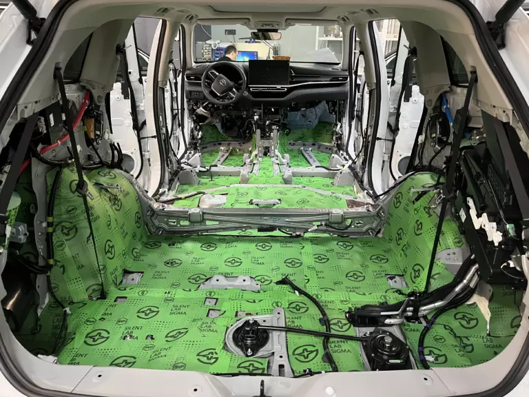 Шумоизоляция пола Toyota Highlander-3