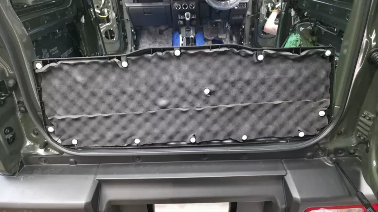 Шумоизоляция пятой двеи Suzuki Jimny-3