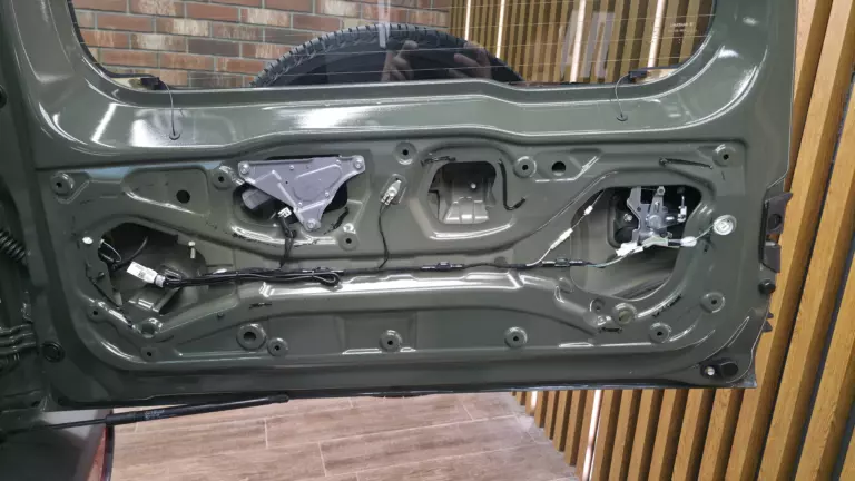 Шумоизоляция пятой двери Suzuki Jimny-1